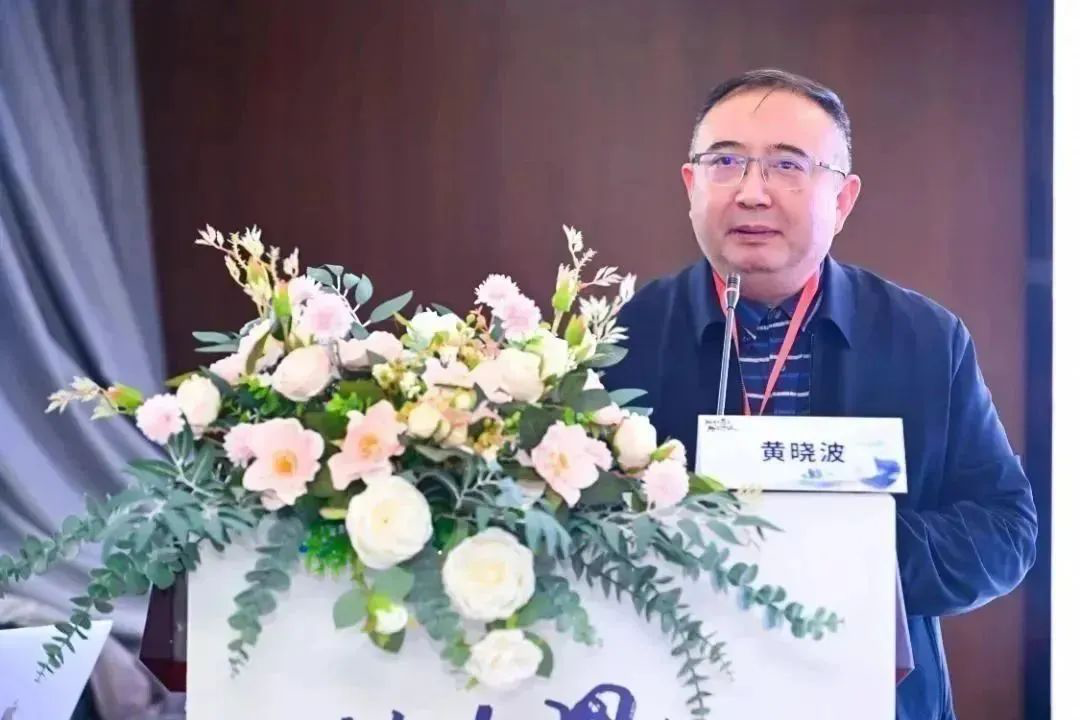 桌子上的花瓶里插满了鲜花前的男人

中度可信度描述已自动生成
