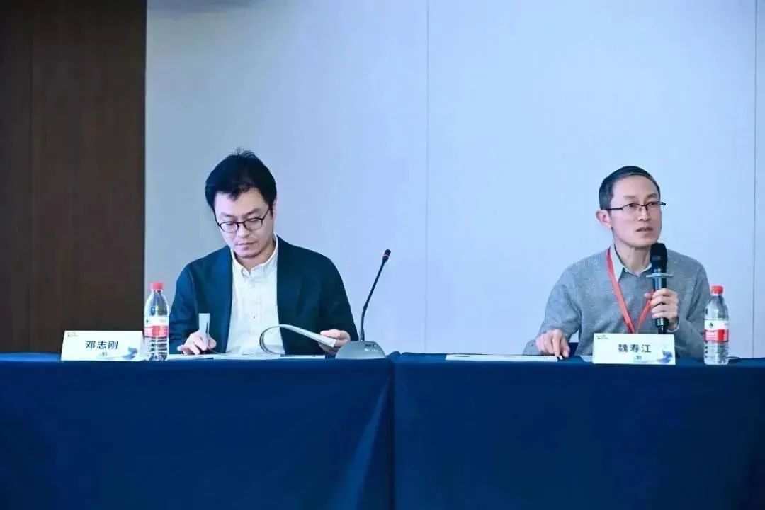 人们在看台上的人和电脑

描述已自动生成