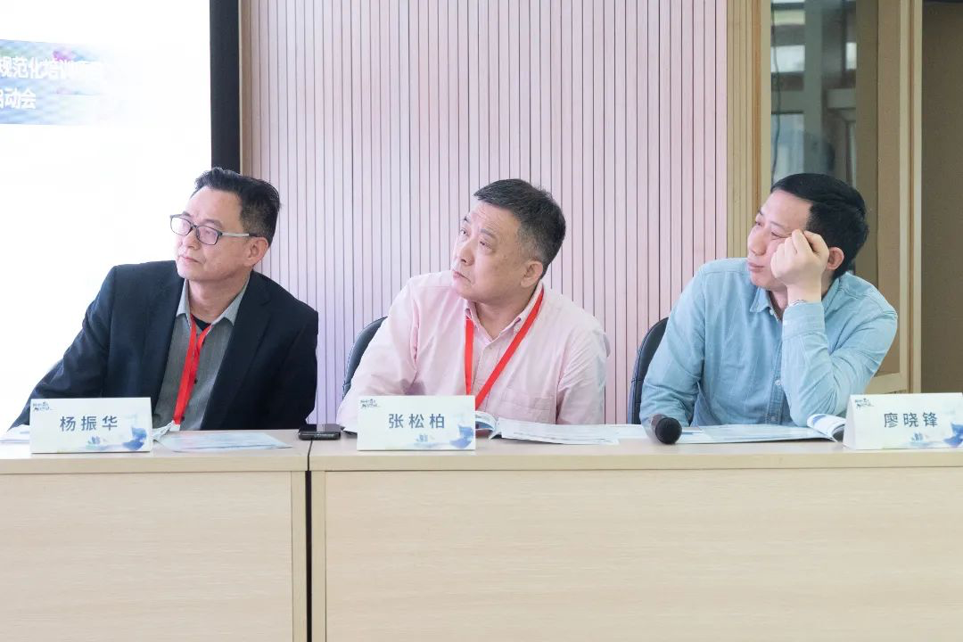 人坐在桌子前

中度可信度描述已自动生成