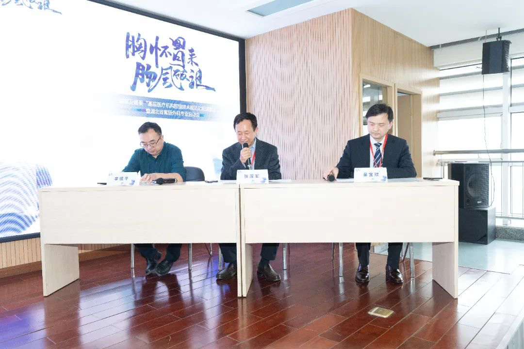 人们站在房间里

中度可信度描述已自动生成
