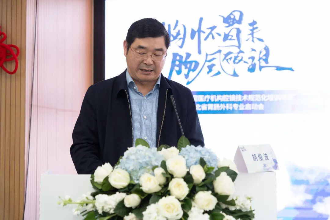 男人和女人站在花前

描述已自动生成